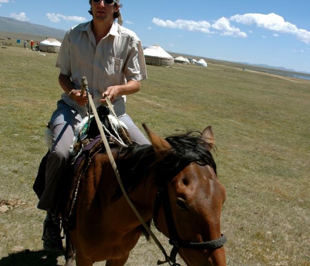 montando en el caballo